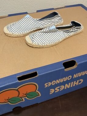 NWT TOMS women's flats